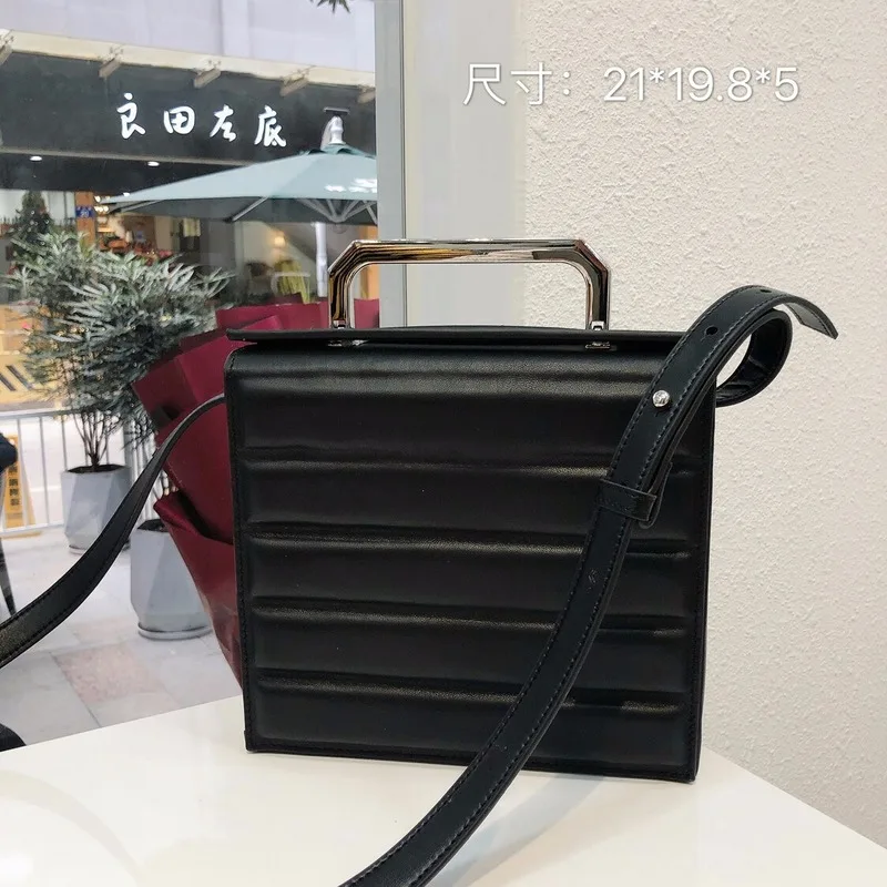 

2020 Spring New Korean Alloy Box Cowhide Small Square Net Red Hand-held Single Shoulder Messenger Bag Female