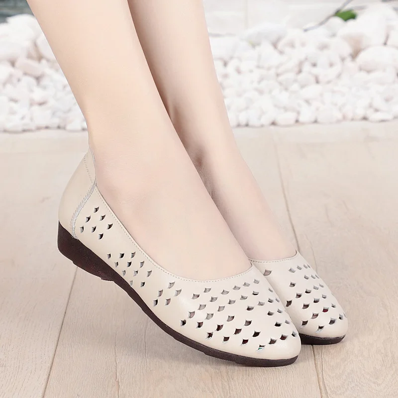 

2019 Spring And Summer New Style Comfortable Soft Surface Soft-Sole Mom Shoes Large Size Middle-aged Leather Shoes Hollow out Br