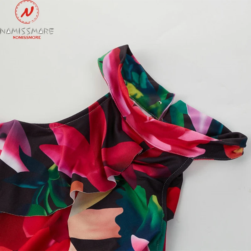 Женское платье с круглым вырезом открытыми плечами коротким рукавом и принтом