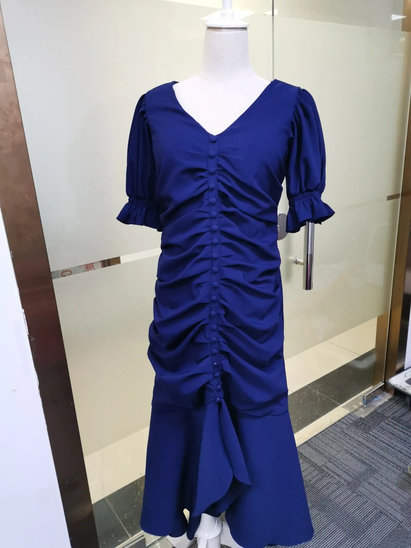 Это Yiiya вечернее платье для женщин бордовое с v-образным вырезом Плиссированные торжественные платья E1362 Половина рукава Русалка оборки robe de soiree - Цвет: Тёмно-синий
