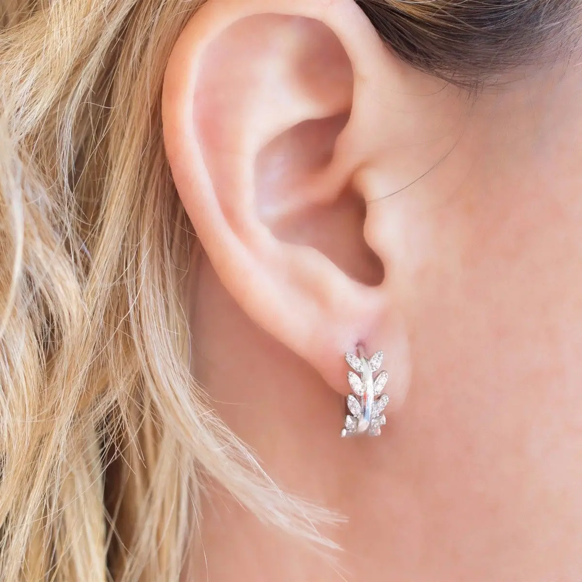 

Stud Earring For Women Romantic Leaf Shaped AAA+CZ Light Yellow Gold Color Earings Cute Fashion Jewelry KAE131