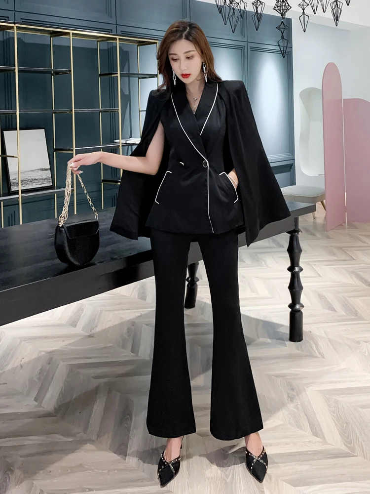 Костюм из двух предметов пиджак с накидкой и расклешенные брюки высокой талией