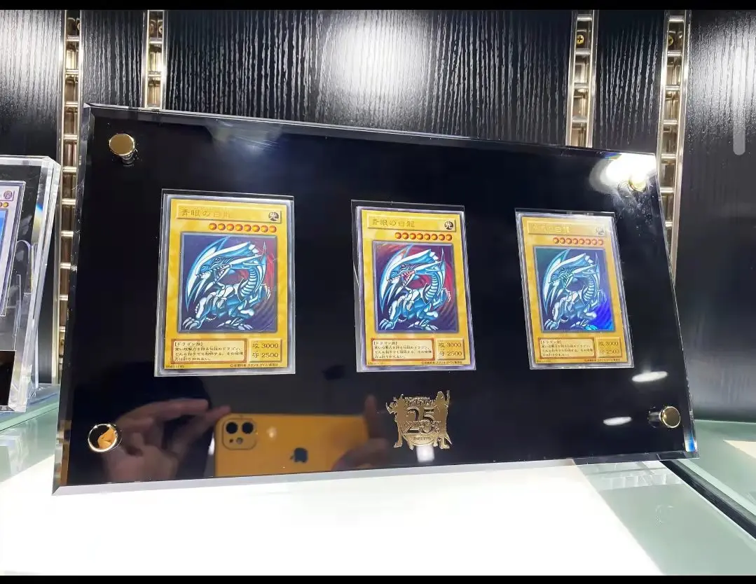 

Yu Gi Oh 25th Anniversary DDS Blue-Eyes White Dragon Acrylic Three Card Bricks (Does Not Include Card)