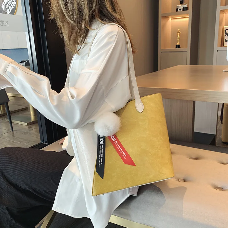 

2019 Versitile Fashion Trend Women's Handbag Europe And America Hanging Furry Ball PU Leather Large Bag Crossbody Bag WOMEN'S Ba