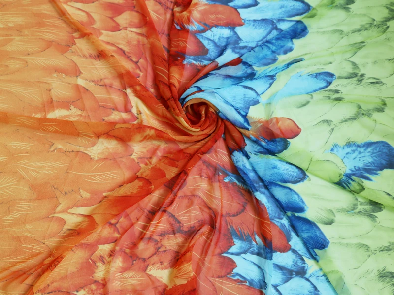 Пляжное платье; Материал: разноцветная шифоновая ткань с принтом павлиньих перьев; Tissus Meter