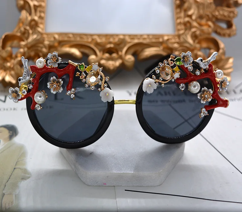 Baroque Retro Sunglasses Women Brand Designer Casual Sun Glasses Hollow Metal Carving Fashion Accessories Ladies Vintage Shades