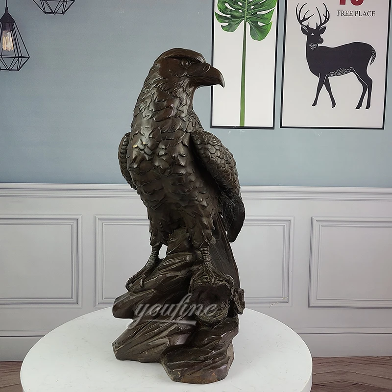 Estatua de águila de bronce de 62cm, escultura de águila de bronce en una  roca, obra de arte de águila de fundición de bronce para decoración del  hogar, artesanía, adorno grande|Estatuas y