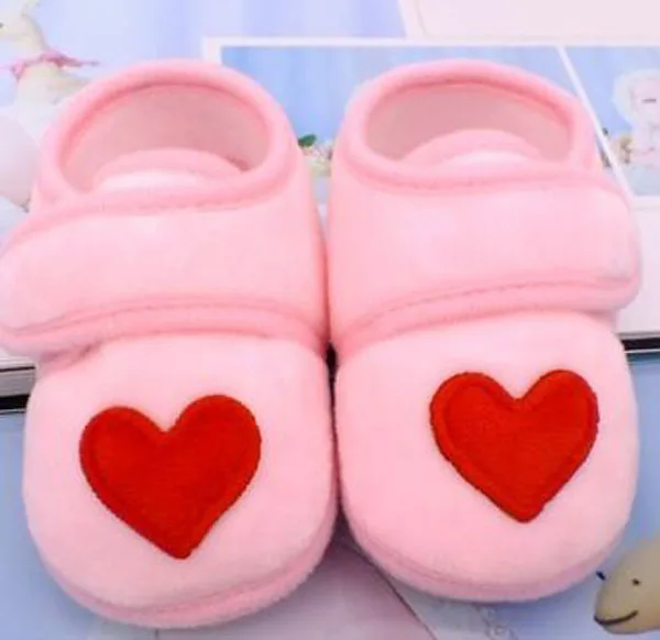 Детская обувь с красными сердечками Одежда для новорожденных розовое шерстяное пальто для девочек, детская обувь кроватка для грудничков; с нескользящей подошвой для пар черного цвета для маленьких мальчиков Сладкий