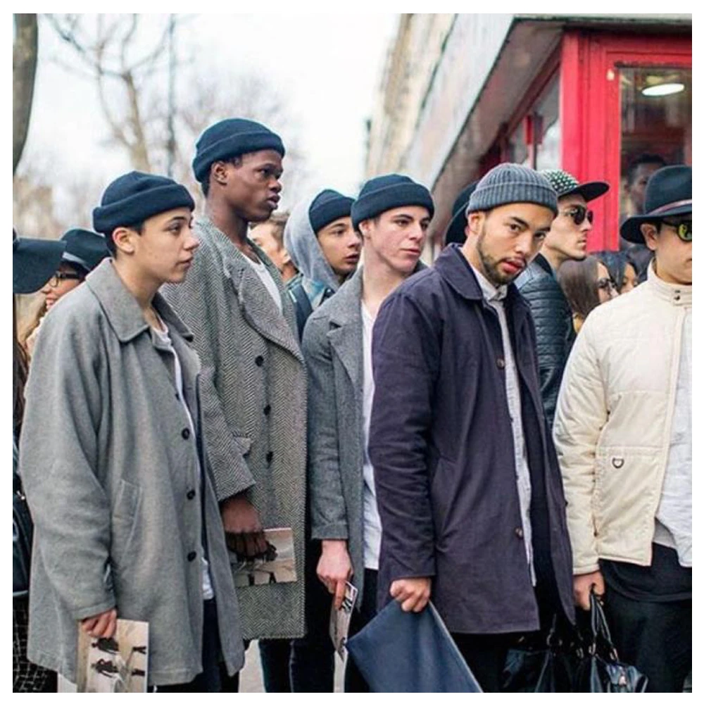 стильный парень в шапочке. шапка чулок вязаная. шапка женская с помпоном из натурального меха. кэжуал шапки. блоггеры в шапке ушанке вязаной.