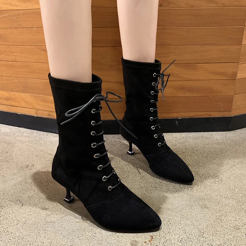 Новинка; Ботинки martin в европейском стиле; коллекция года; сезон осень-зима; новые ботинки челси на тонком каблуке со шнуровкой спереди; пикантные мотоботы из флока с острым носком
