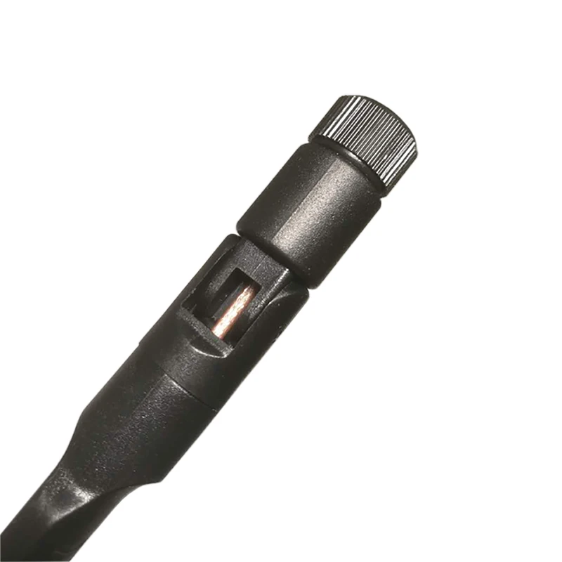 Gros plan sur le connecteur SMA RP-SMA d'une antenne WiFi 8dBi double bande