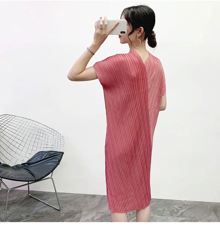 Miyake плиссированные платья, пожалуйста, повседневные свободные платья со сплошным коротким рукавом с v-образным вырезом, платье до середины икры, женская мода, зимний Гонконгский стиль