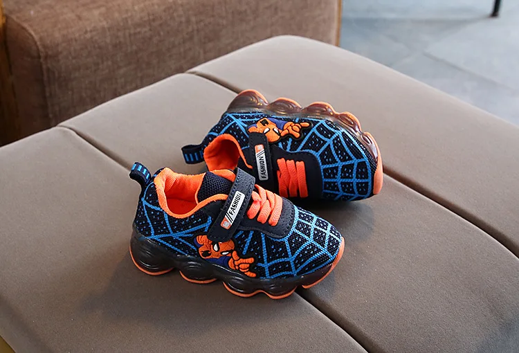 Светодиодный свет Мультфильм Человек-паук детские кроссовки от 1 до 5 лет мальчиков и девочек спортивная обувь модные мягкие повседневные туфли