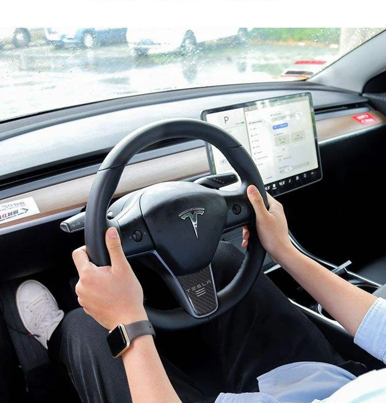 特斯拉方向盘下贴碳纤1