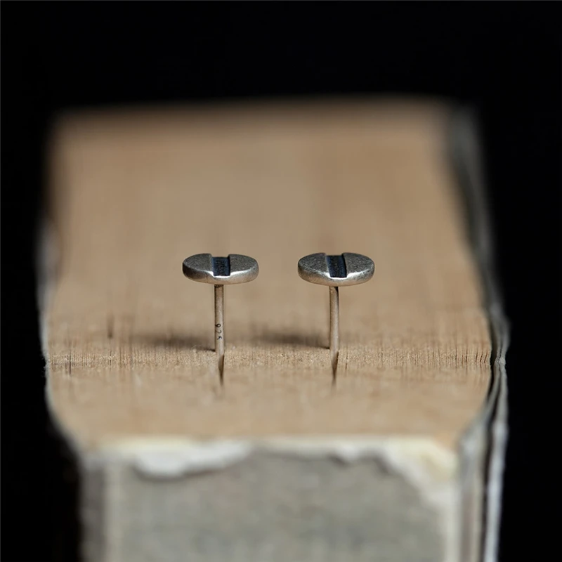 Boucle d'oreille en forme de vis rétro vintage