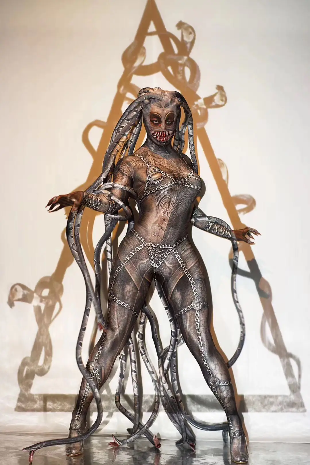 Страшный триллер специфический комбинезон женский и мужской костюм для