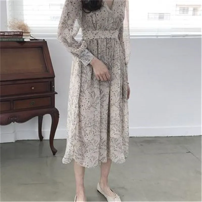 Женское летнее платье с цветочным принтом облегающее и расклешенное в уличном