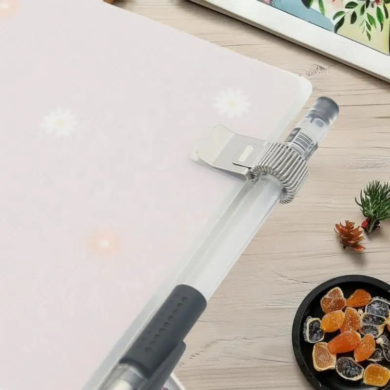 1Pcs 다기능 텔레스코픽 스프링 전기 도금 펜 클립 메모장 휴대용 스프링 펜 슬롯 고정 문구 액세서리