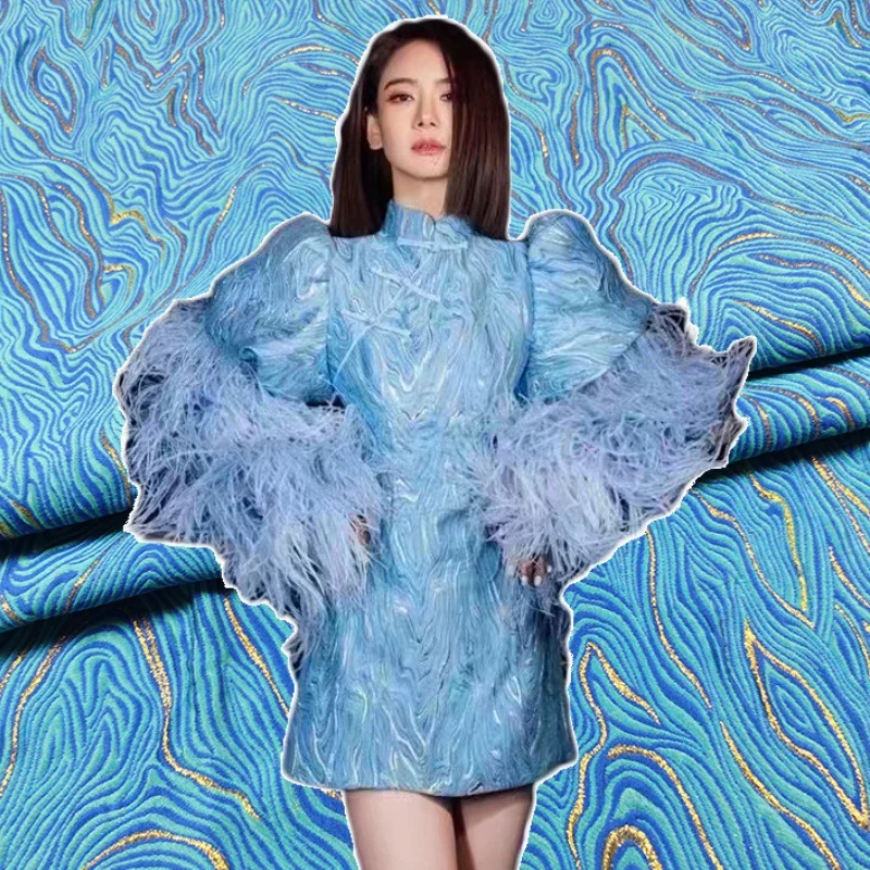 

Золотая шелковая жаккардовая ткань с волнистым узором, модная ветровка, дизайнерская одежда, швейная ткань, оптовая продажа