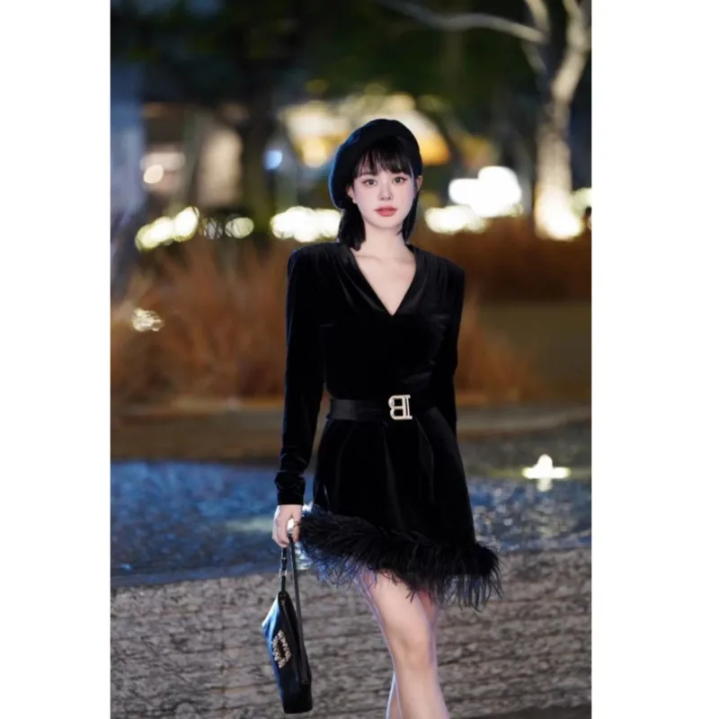 

Women's Sexy Deep V-Neck Velvet DressB-Letter BeltPatchwork Ostrich FurEuropean and American Style, Autumn and Winter, New, 2023