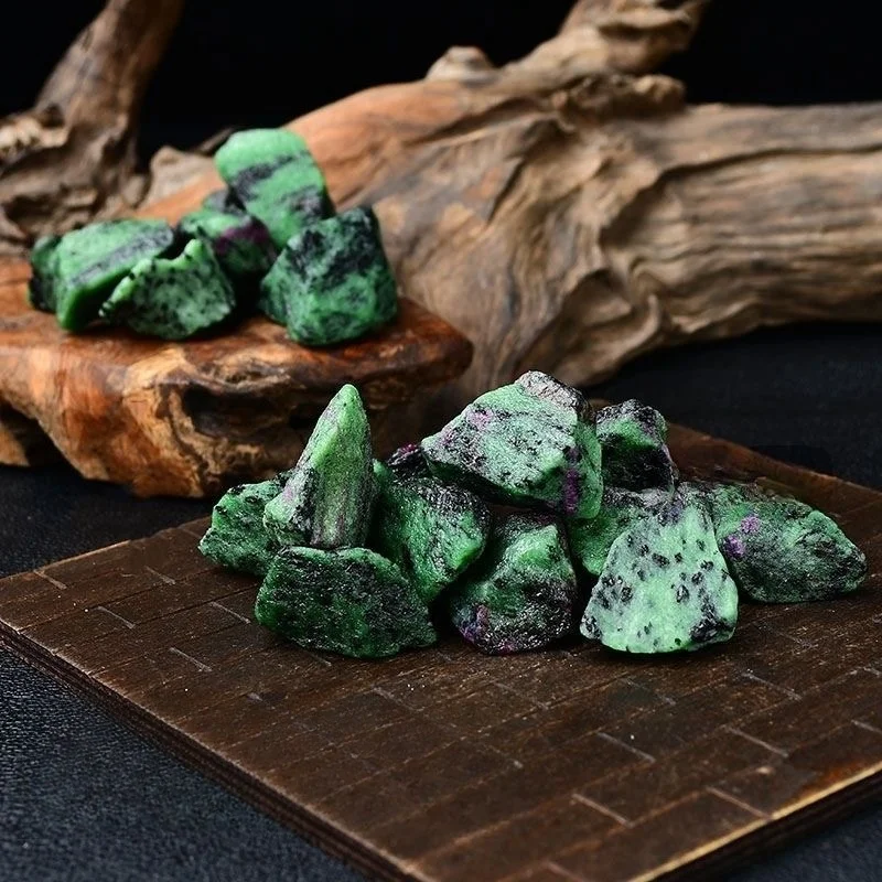 200g natural emerald raw stone, crystal ore specimen carving material, red green treasure fish tank, flower pot for landscaping