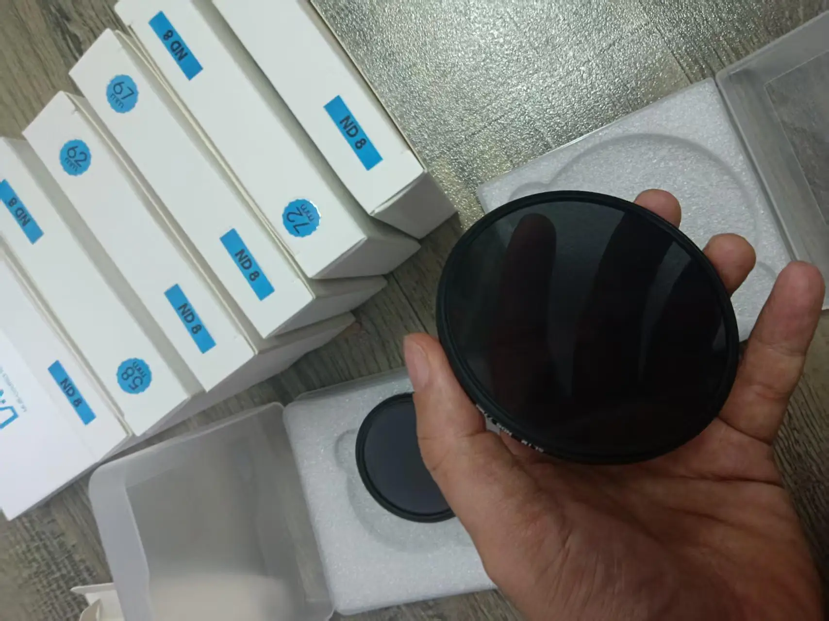 Packshot du filtre ND8 variable avec adaptateurs 49-77mm, outil polyvalent pour maîtriser la lumière en extérieur.