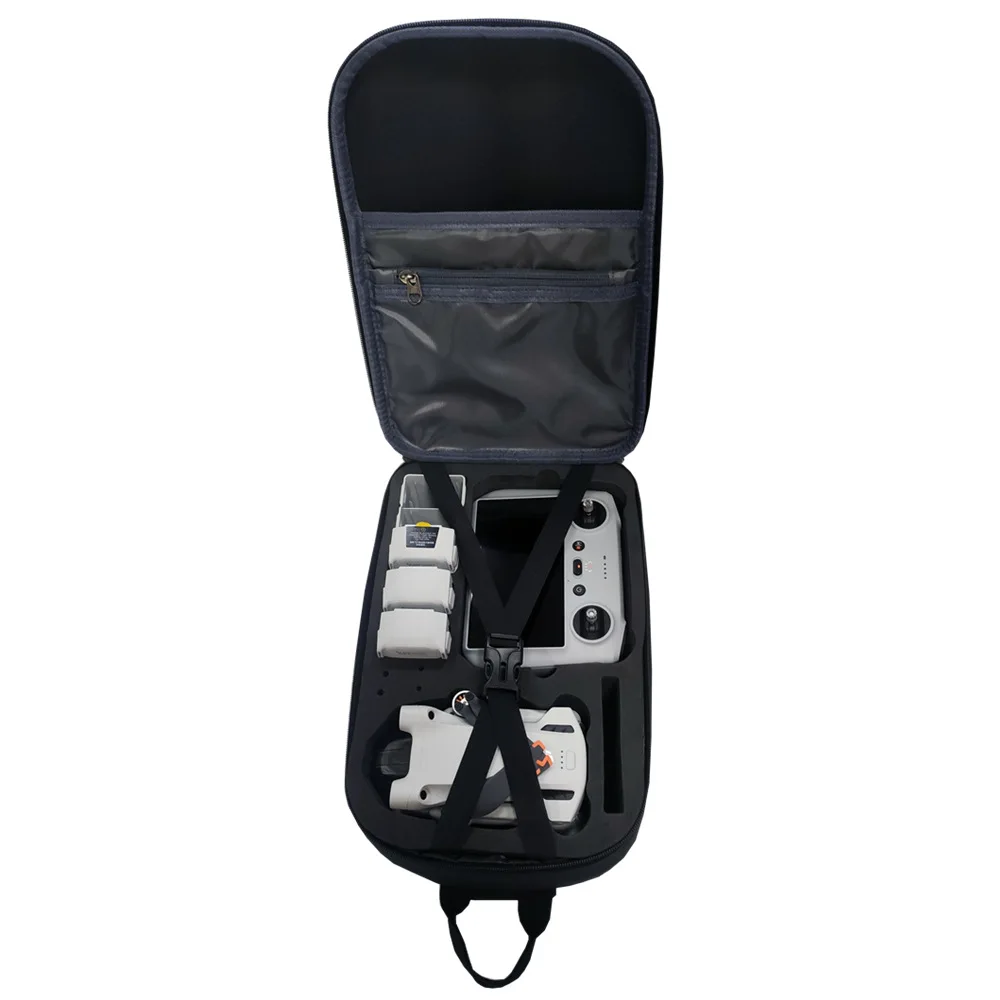 Sac bandoulière DJI Mini 3 Pro posé sur une table, compartiments pour batterie et contrôleur visibles