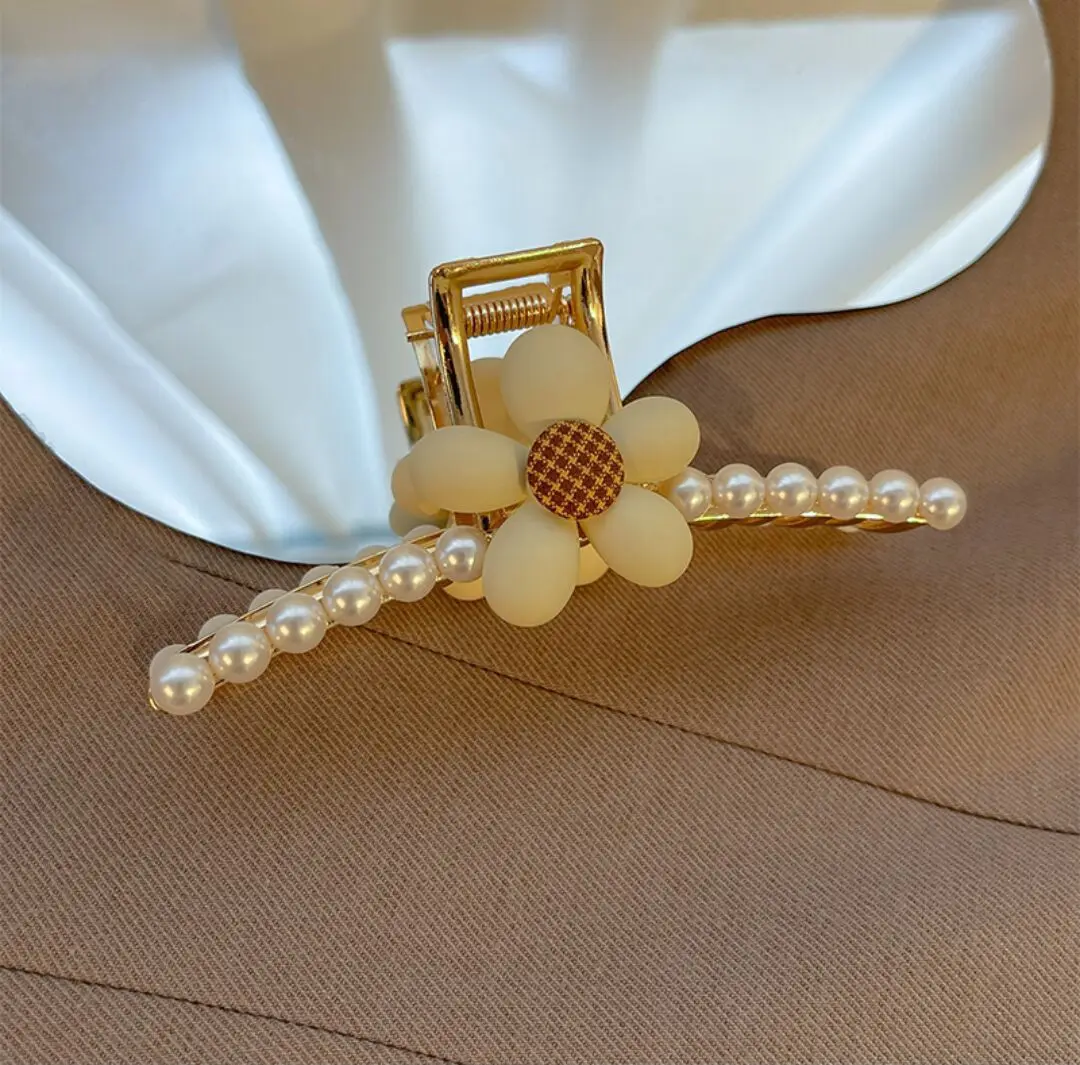 Рисунок 5 - Заколка для волос с сердечками и акулами