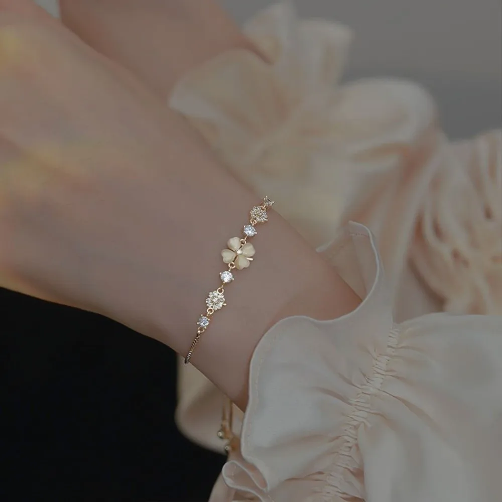 Lucky Gold Color Four-leaf Clover Bracelet Adjustable Delicate Lucky Bracelet Fashion Luxurious Luxury Bracelet Jewelry Gift