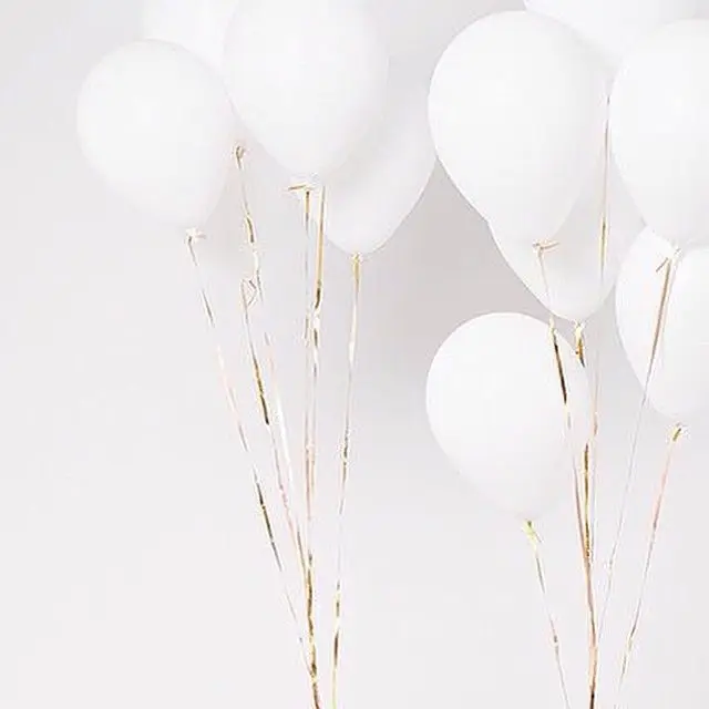 Blu Numero 30 Celebrazione Palloncini Con Palloncini Elio Su Sfondo Bianco. Decorazione Di Festa Per Felice Festa Di Compleanno Foto Stock