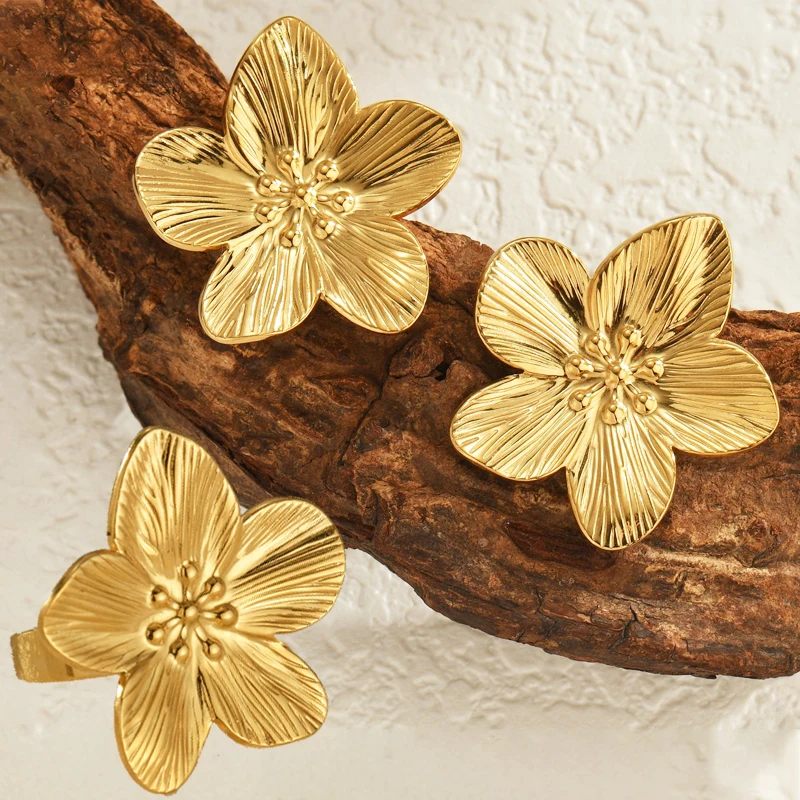 Flower Stud Earrings in 18K Gold with Diamonds Flower Stud Earrings in 18K Gold with Diamonds