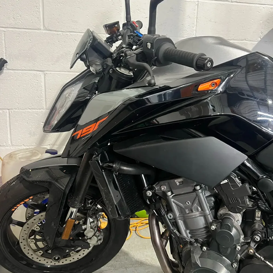 Paraserbatoio In Gomma Per KTM Duke 790/890 (2018-2024) – Protezione Antiscivolo Laterale E Ginocchiere Adesive