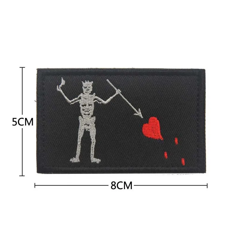 Toppa Ricamata Bandiera Pirati Barbanera – Glow Dark Edward, 11x7cm, Con Gancio E Anello, 2 Pezzi