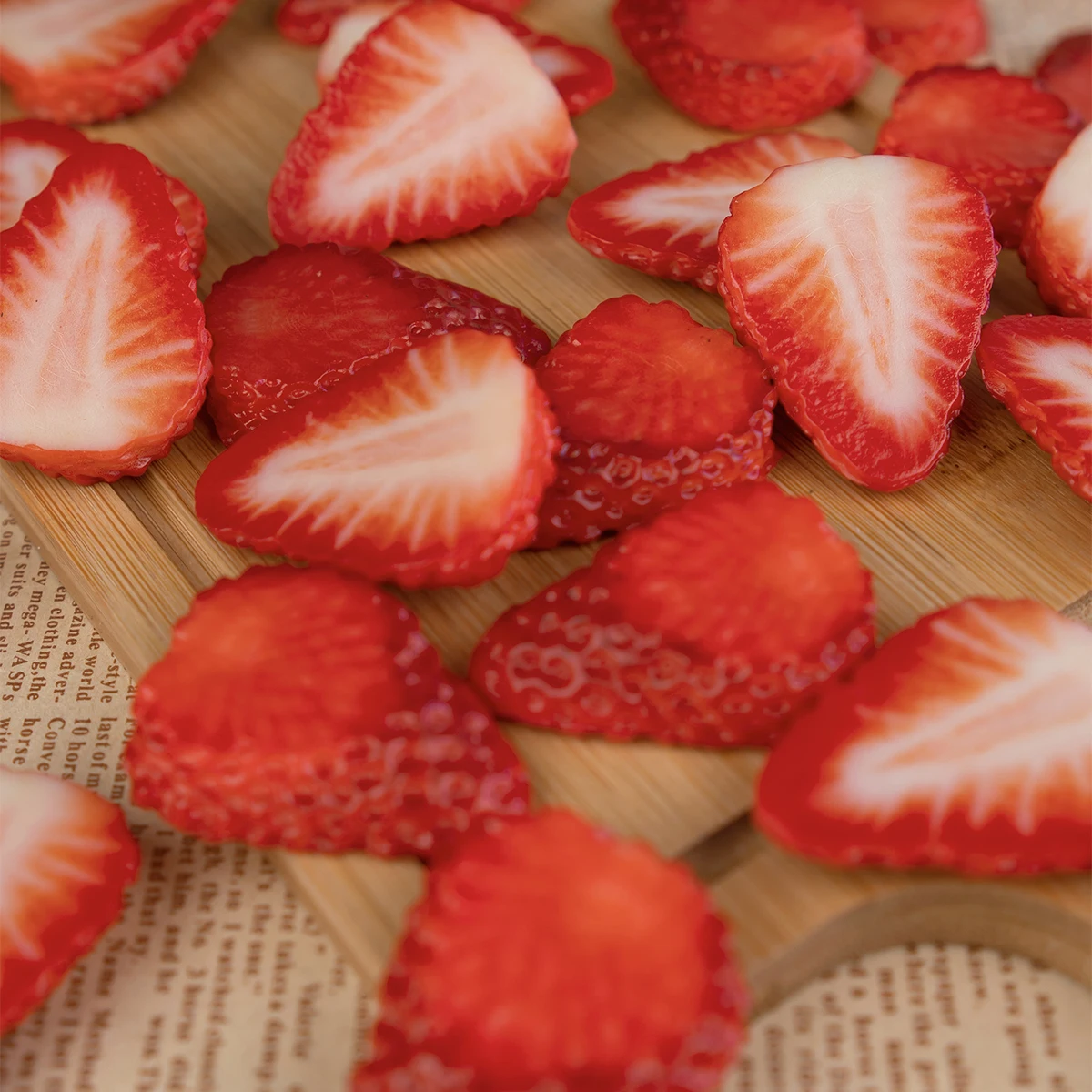 Artificial Strawberry Slices PVC Strawberry Slice Prop Fake Fruit Kid's Toys Lifelike Fake Fruit Display Table Decoration