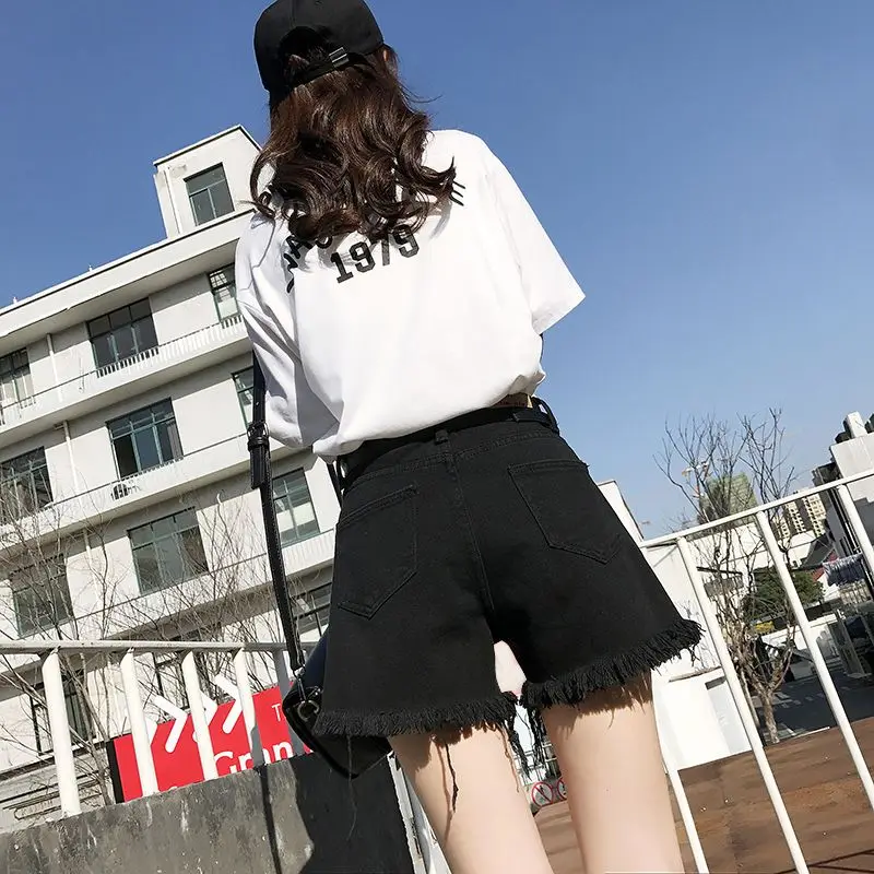 Рисунок 3 - Женские джинсовые шорты с перфорацией