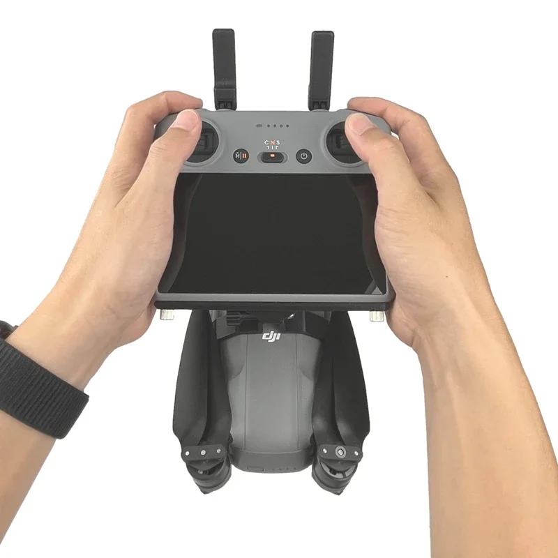 Vue rapprochée du support portatif pour DJI AIR 3, maintenant la manette RC 2 en position verticale