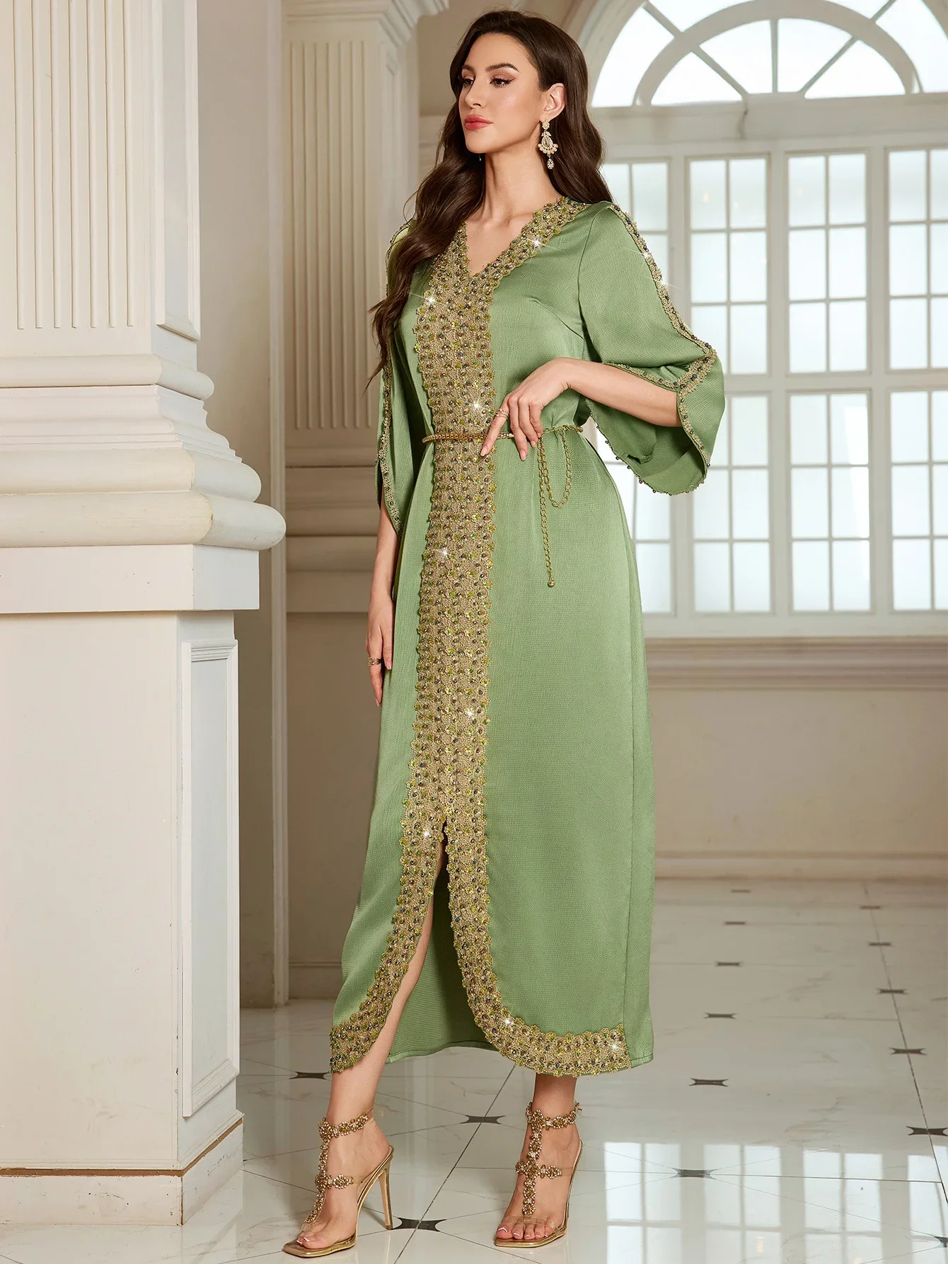 جلابية خضراء فاتحة بتفاصيل ذهبية