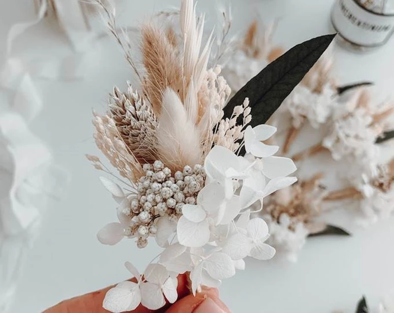 mini bouquet de fleurs vaccées pampa queue de craspedia eucalyptus pour mariage