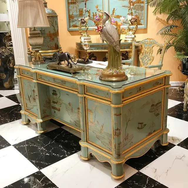 손으로 새겨진 금 그림으로 객실을 럭셔리와 우아함으로 격상하세요.