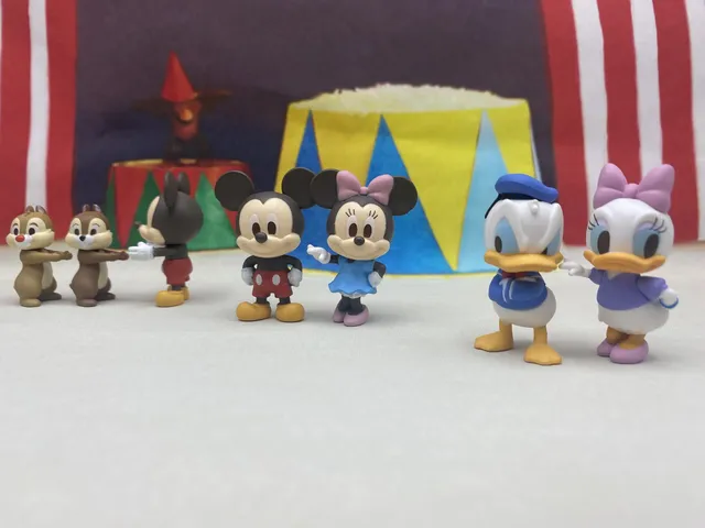 마법과 모험의 세계로 여러분을 안내하는 반다이의 정품 미키와 친구 도널드 덕 액션 피규어