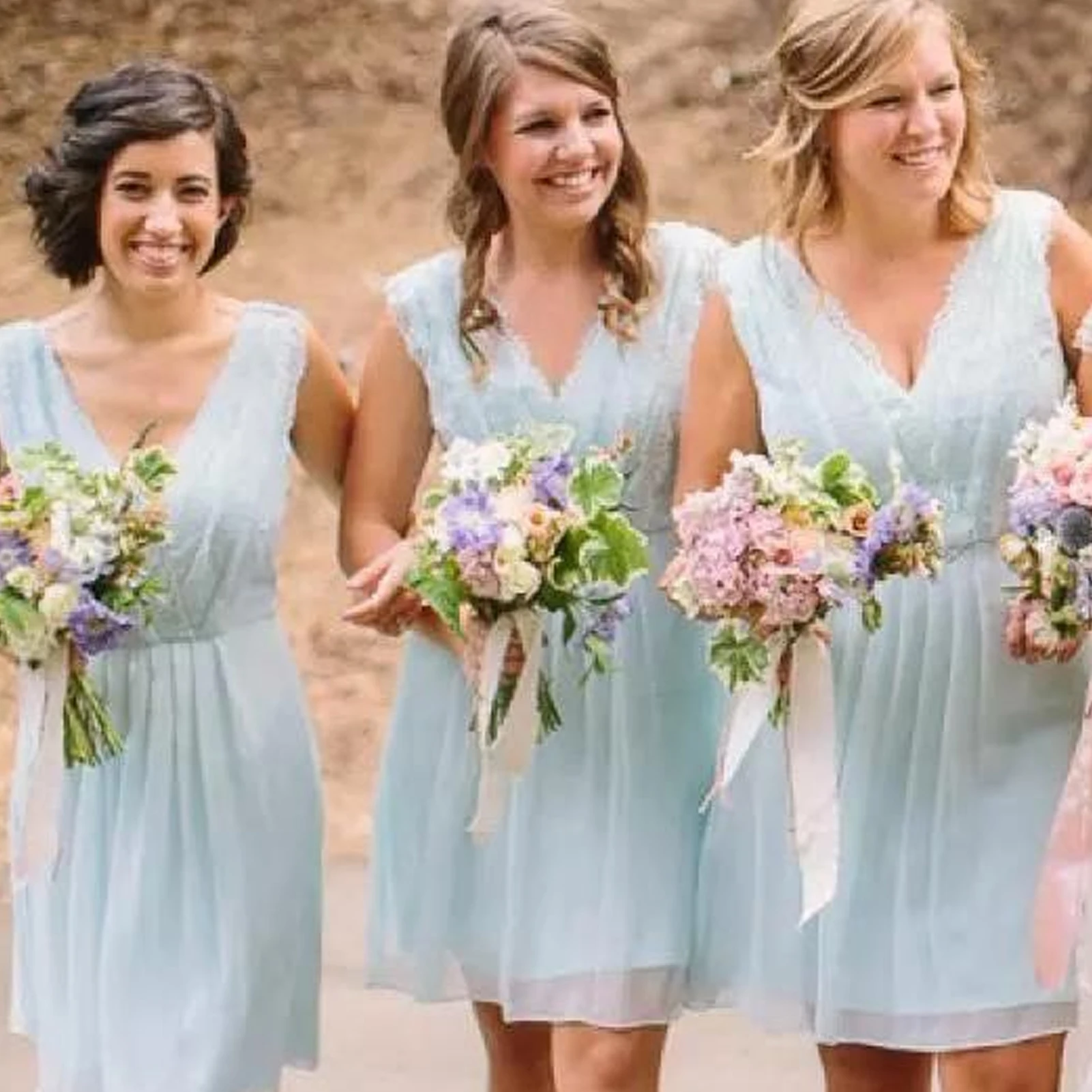 

Elegant Lace Chiffon Wedding Party Mini Dresses Fashion Appliques V-Neck Sleeveless Bridesmaid Dress Pleat Maid Of Honor Gown