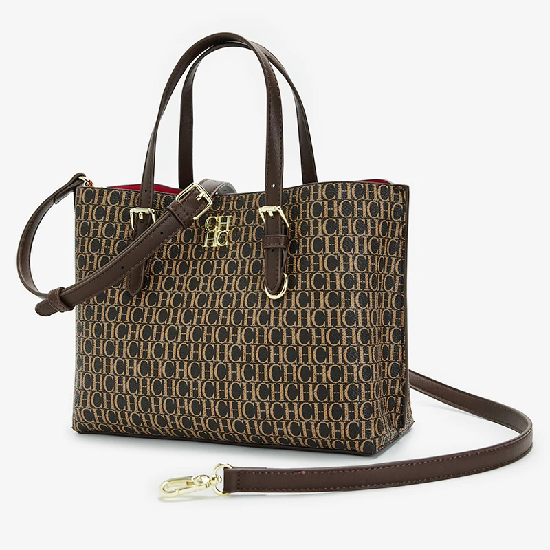 حقيبة يد نسائية من CH، تتميز بسعة كبيرة وتصميم حرو...