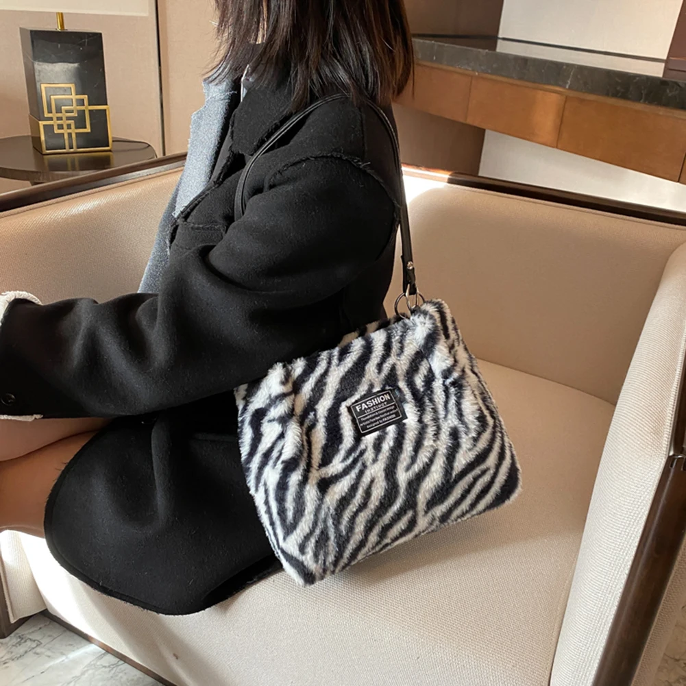 ☆人気☆【Ossl】☆Handmade Dan.z fleece fluffy tote ba.g☆ THE TOTE BAG - Fluffy Shoulder Bag – OnlyBagsOutlet