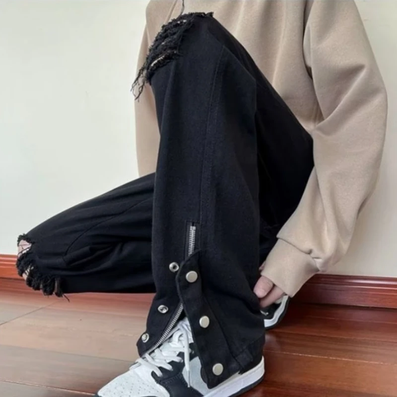 Рисунок 6 - Джинсы мужские рваные однотонные