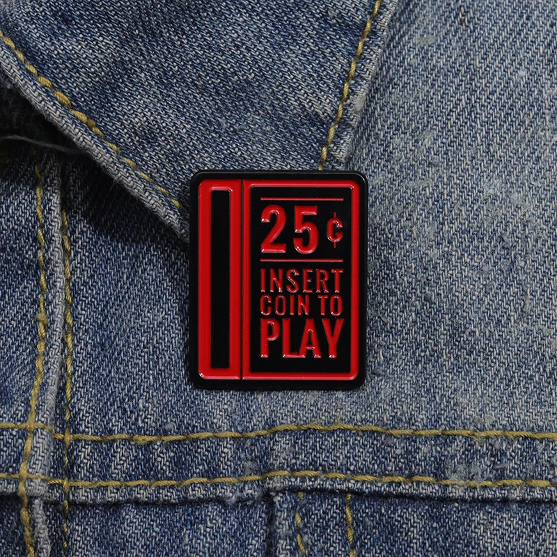 Kreative rote quadratische Emaille-Stifte fügen Münze ein, um Spiel broschen Persönlichkeit Revers Abzeichen Rucksack Kleidung Pin Zubehör Geschenk zu spielen – Detail 5