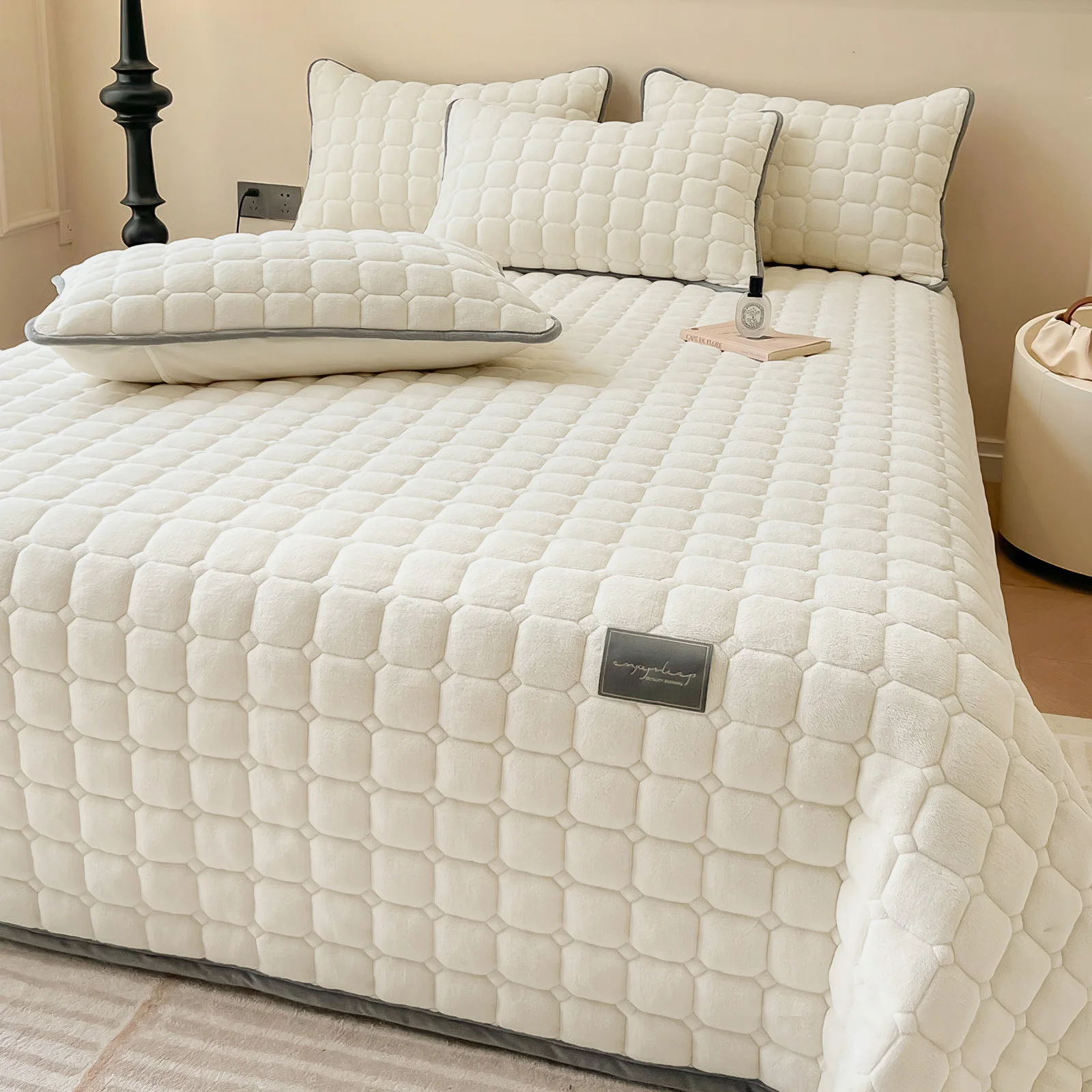 Lightweight Velvet Quilted Bedding Set 3