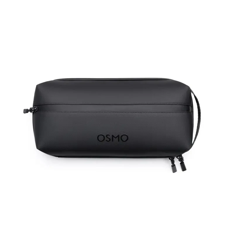 Sac de transport pour DJI Osmo 360 posé sur une table, avec une dragonne et un mousqueton attachés.