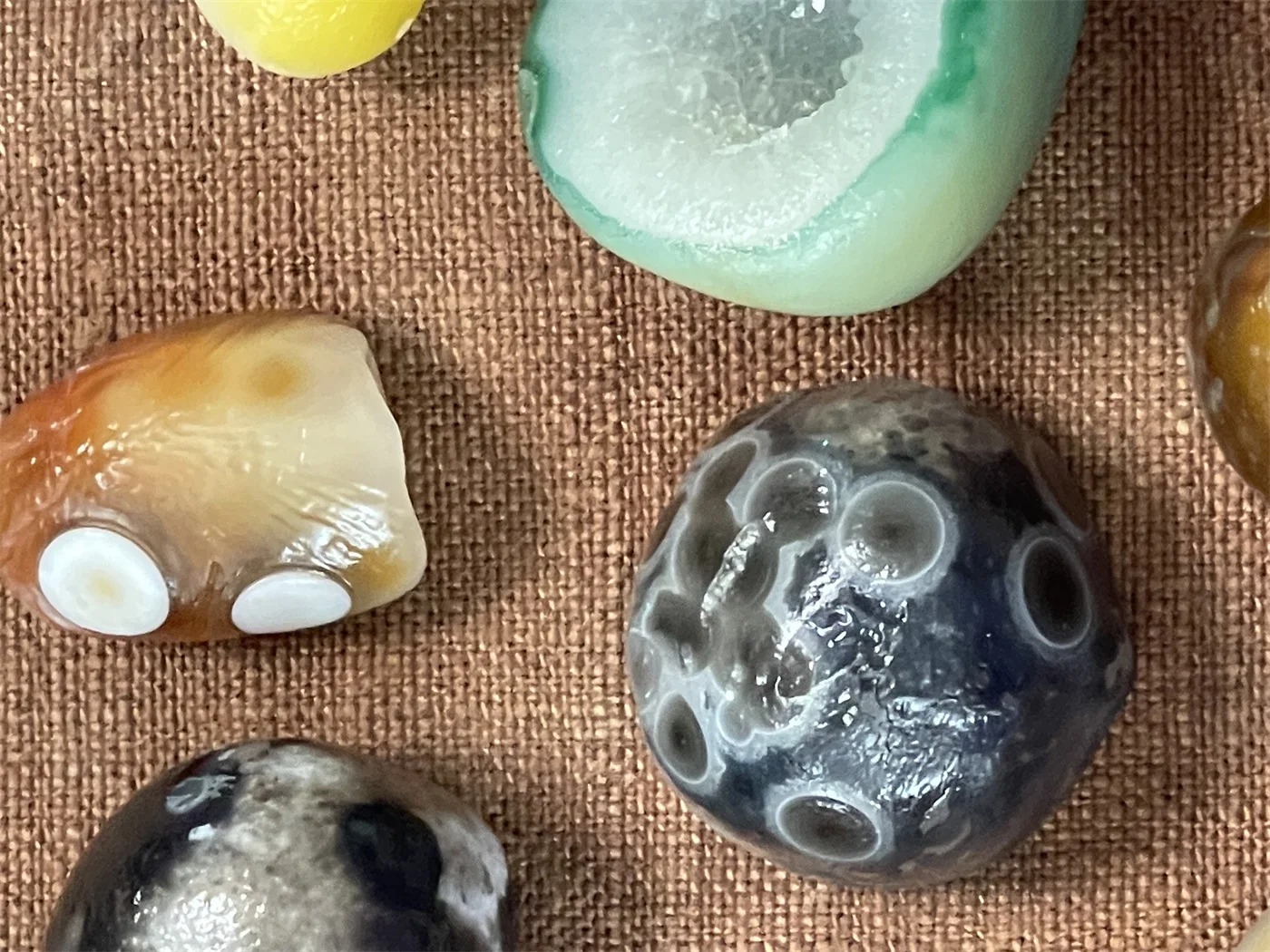 1pcs/lot Special Rare Natural Gobi Agate Geode Rough multicolored Eye pattern Meditation and healing small Ornaments