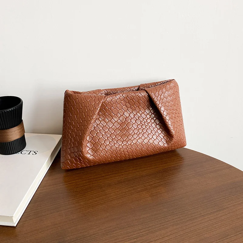 High End Retro Fashion Embossed Woven Handbag, Lightweight and Large Capacity, Suitable for Dates, Weddings, and Banquets