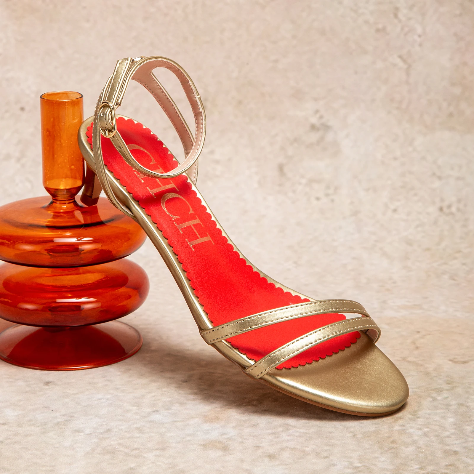 نقدم لكم صنادل نسائية مريحة وعصرية بتصميم بسيط ولو...